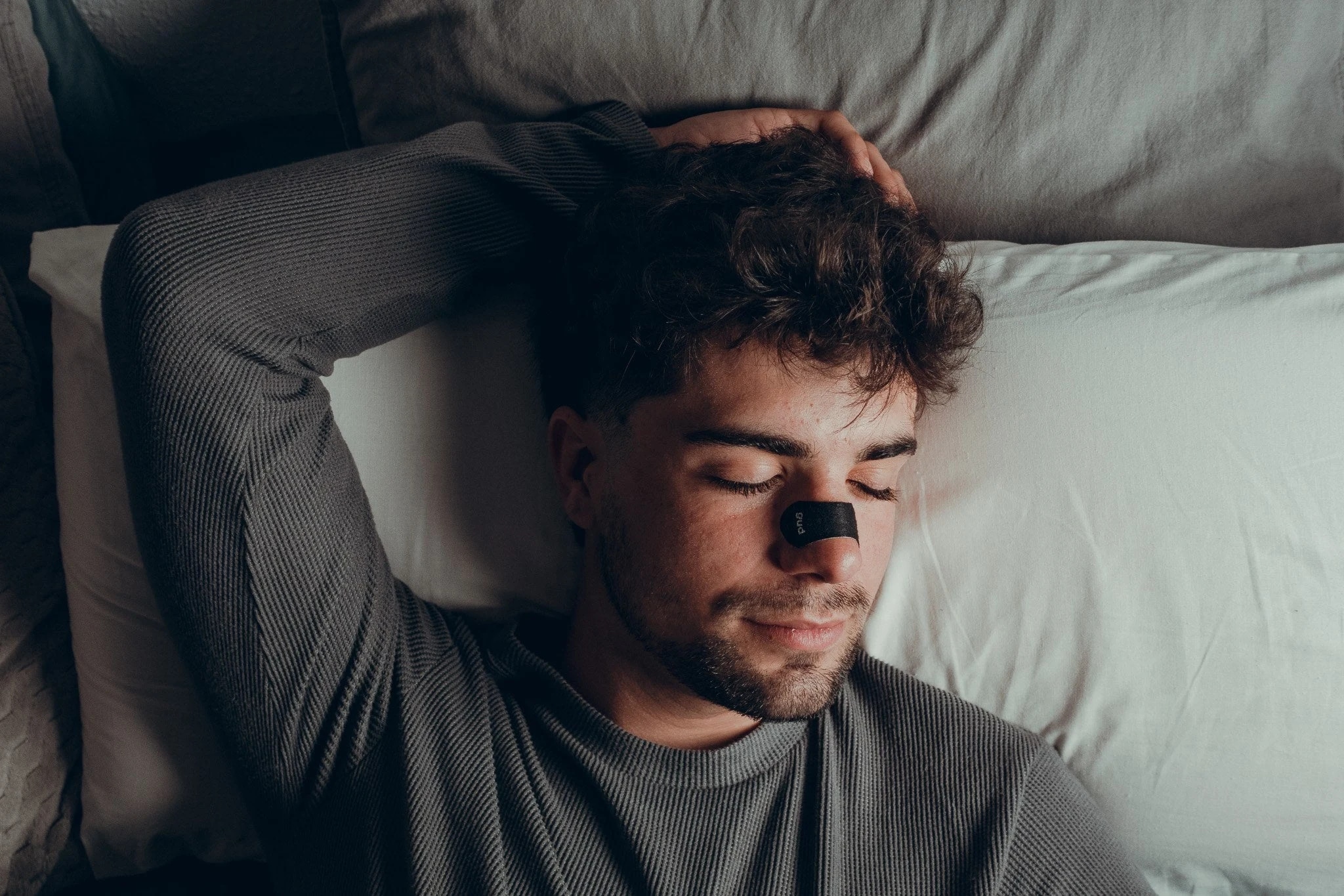 Man sleeping with a Gudslip nasal strip